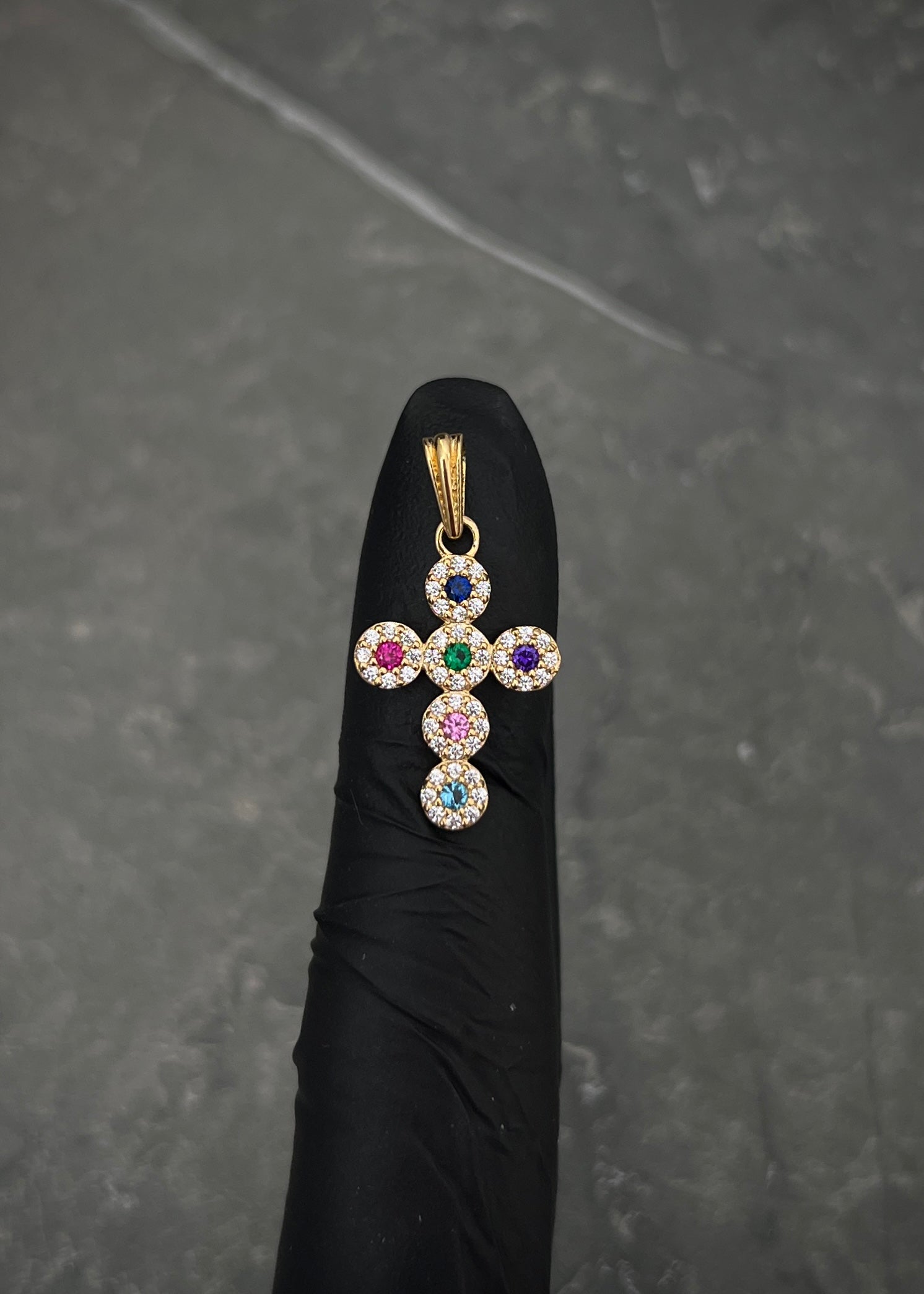 Dije cruz con swarovski multicolor 1.45gr / Largo 2.5cm / Oro Amarillo Nac M