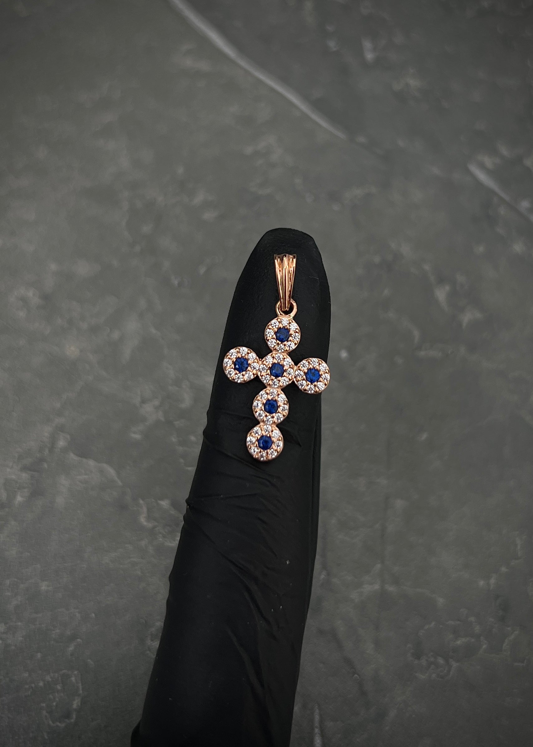 Dije cruz con swarovski azul y blanco 1.6gr / Largo 2.5cm / Oro Rosado Nac M