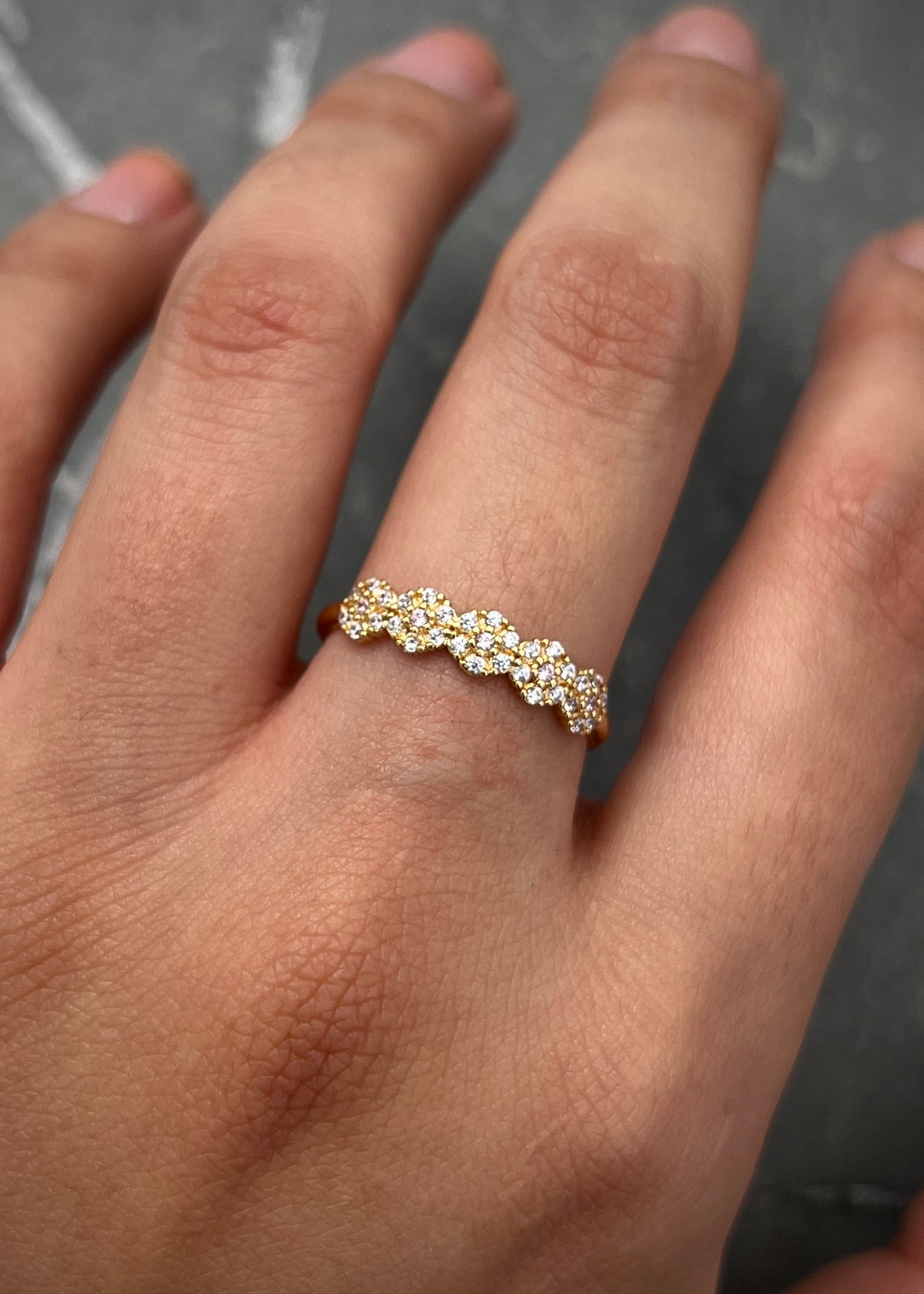 Anillo flores con swarovski rosado y blanco 1.6gr / Talla: 7 1/2 / Oro Amarillo Nac B