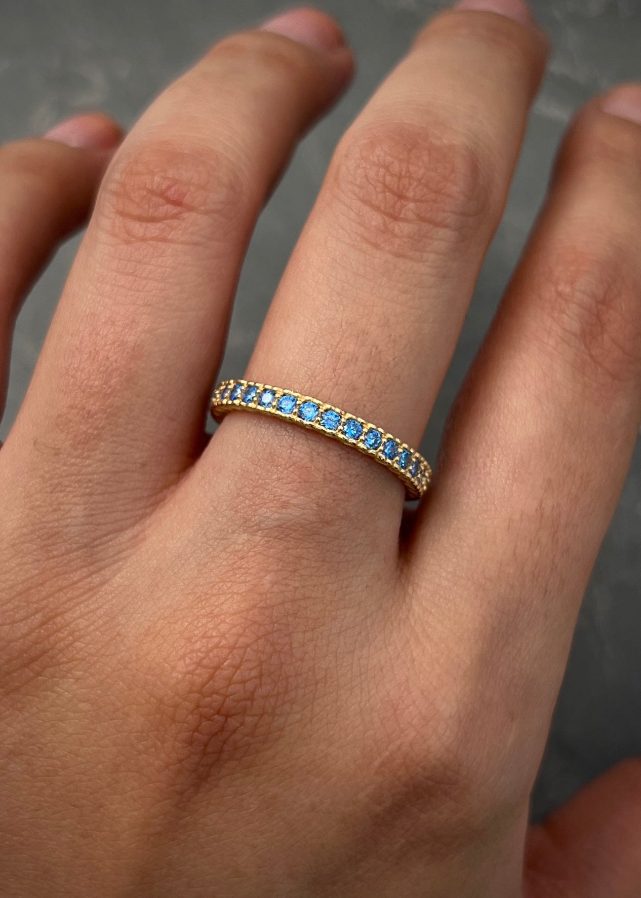 Anillo corazones con swarovski azul 2.2gr / Talla: 7 / Oro Amarillo Nac B