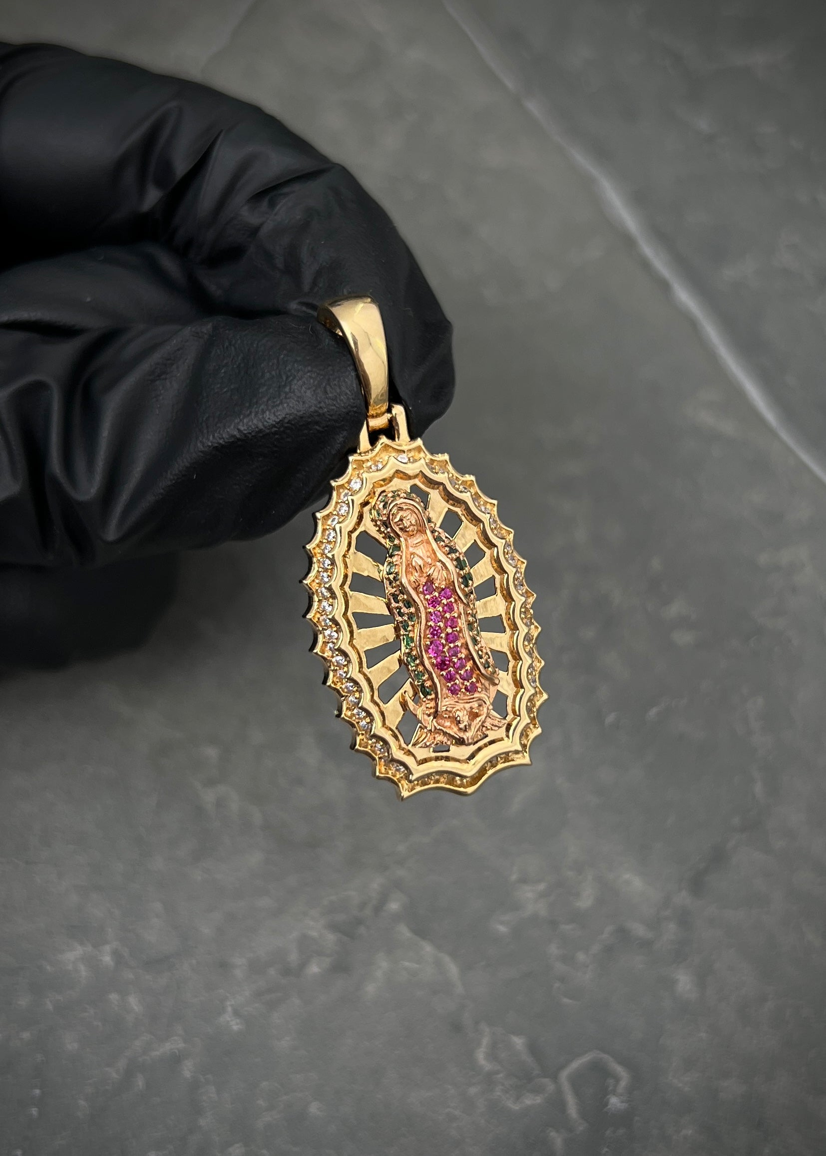 Dije virgen de guadalupe con swarovski verde 9.5gr / Largo 4.2cm / Dos Oros Nac M