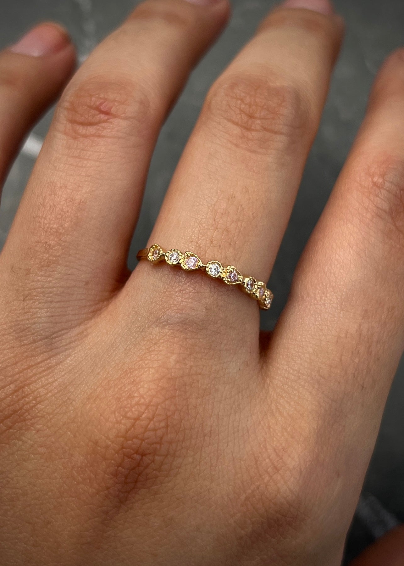 Anillo con swarovski rosado y blanco 1.2gr / Talla: 6 1/2 / Oro Amarillo Nac B