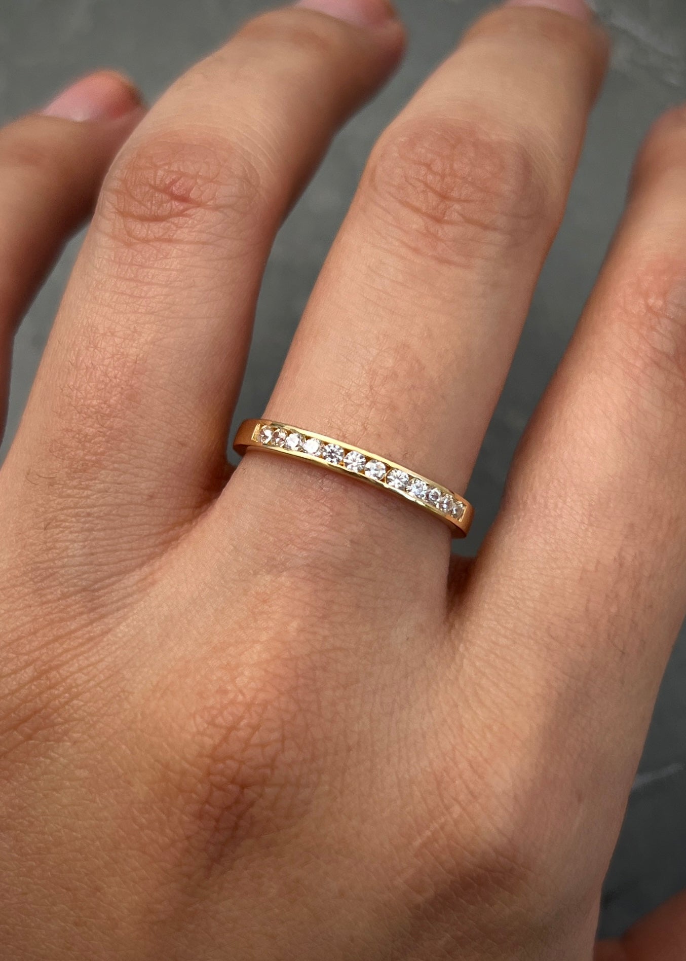 Anillo con swarovski blanco 2.15gr / Talla: 7 1/4 / Oro Amarillo Nac B
