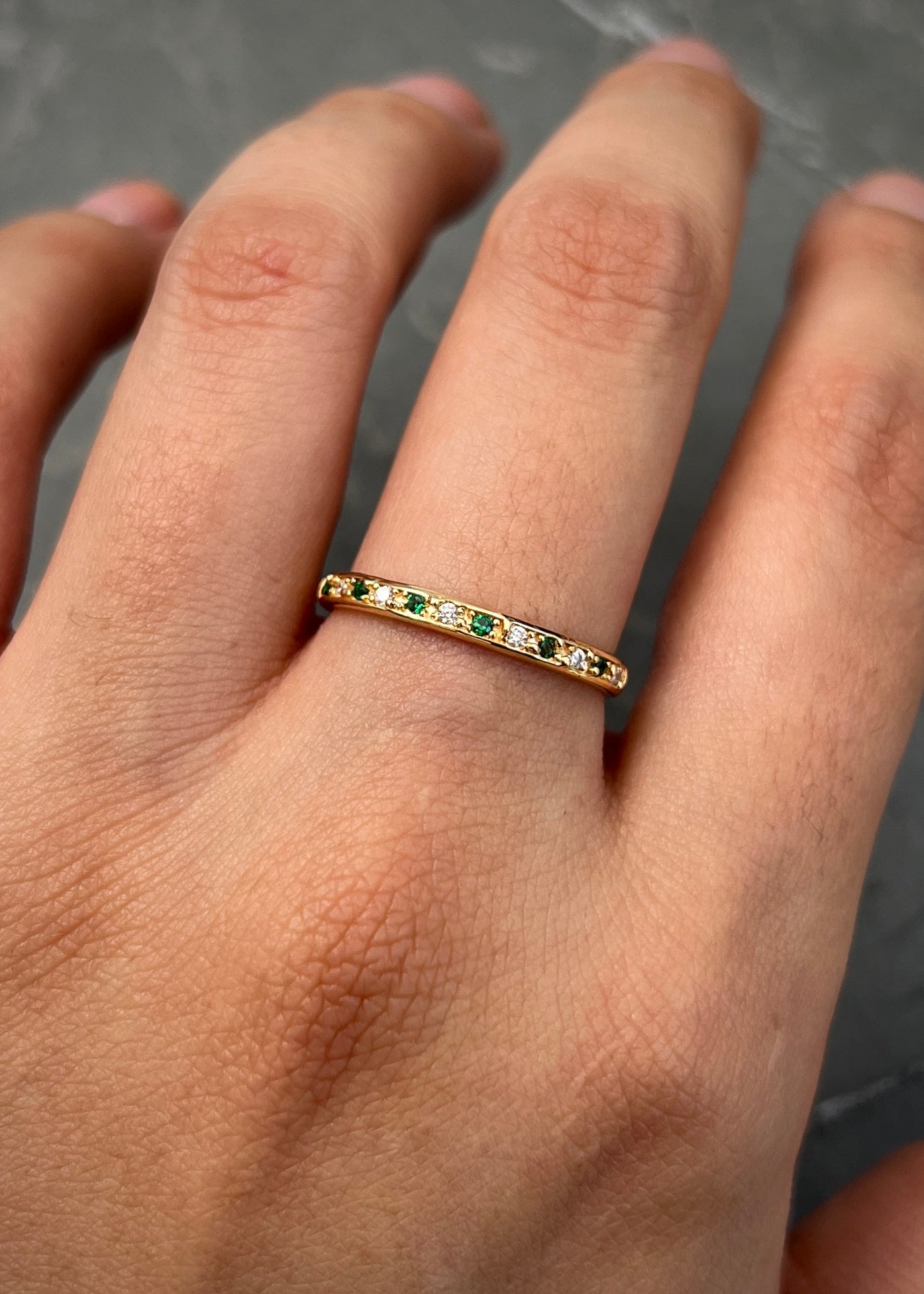 Anillo con swarovski verde y blanco 2.2gr / Talla: 6 1/2 / Oro Amarillo Nac B