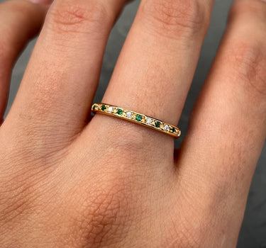 Anillo con swarovski verde y blanco 2.2gr / Talla: 6 1/2 / Oro Amarillo Nac B