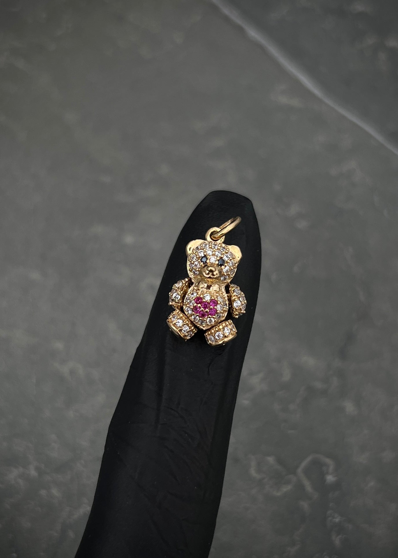 Dije oso articulado con swarovski fucsia y blanco 2.65gr / Largo 2cm / Oro Amarillo Nac M