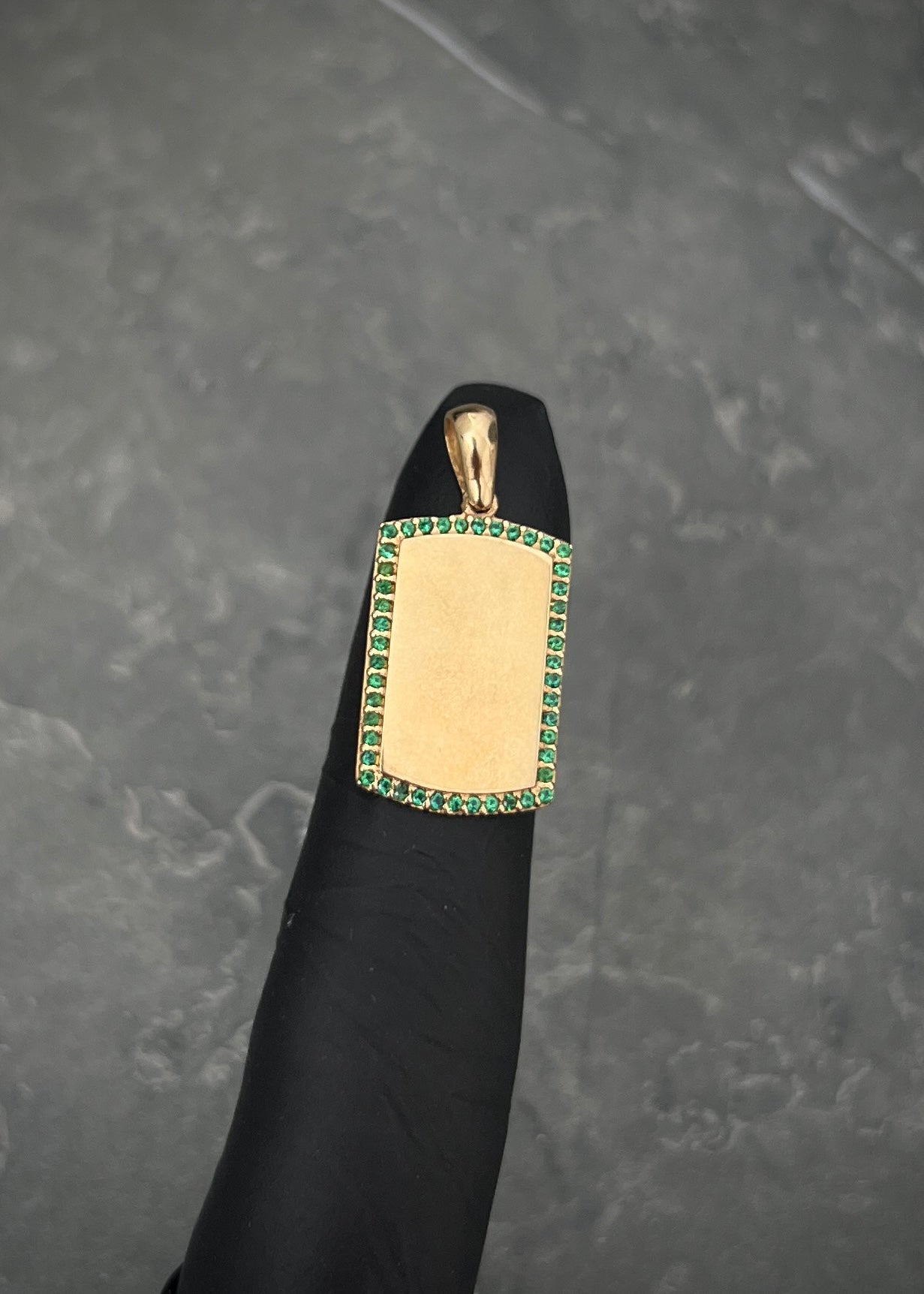 Dije placa con swarovski verde 2.7gr / Largo 2.6cm / Oro Amarillo Nac B