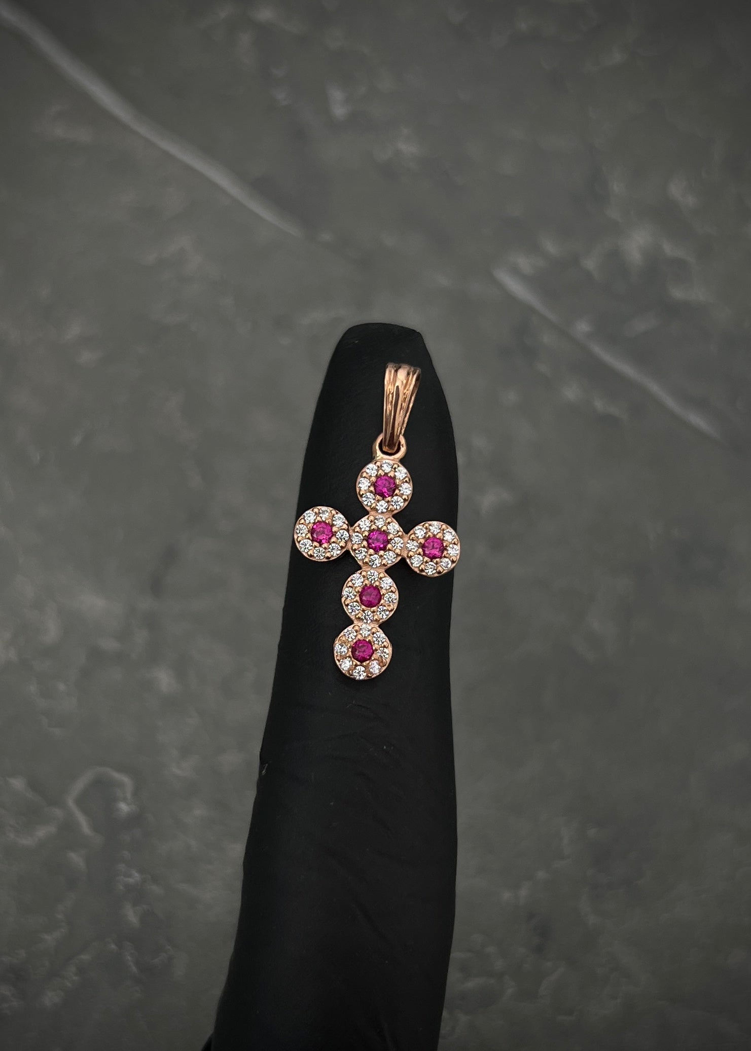 Dije cruz con swarovski fucsia y blanco 1.55gr / Largo 2.5cm / Oro Rosado Nac B