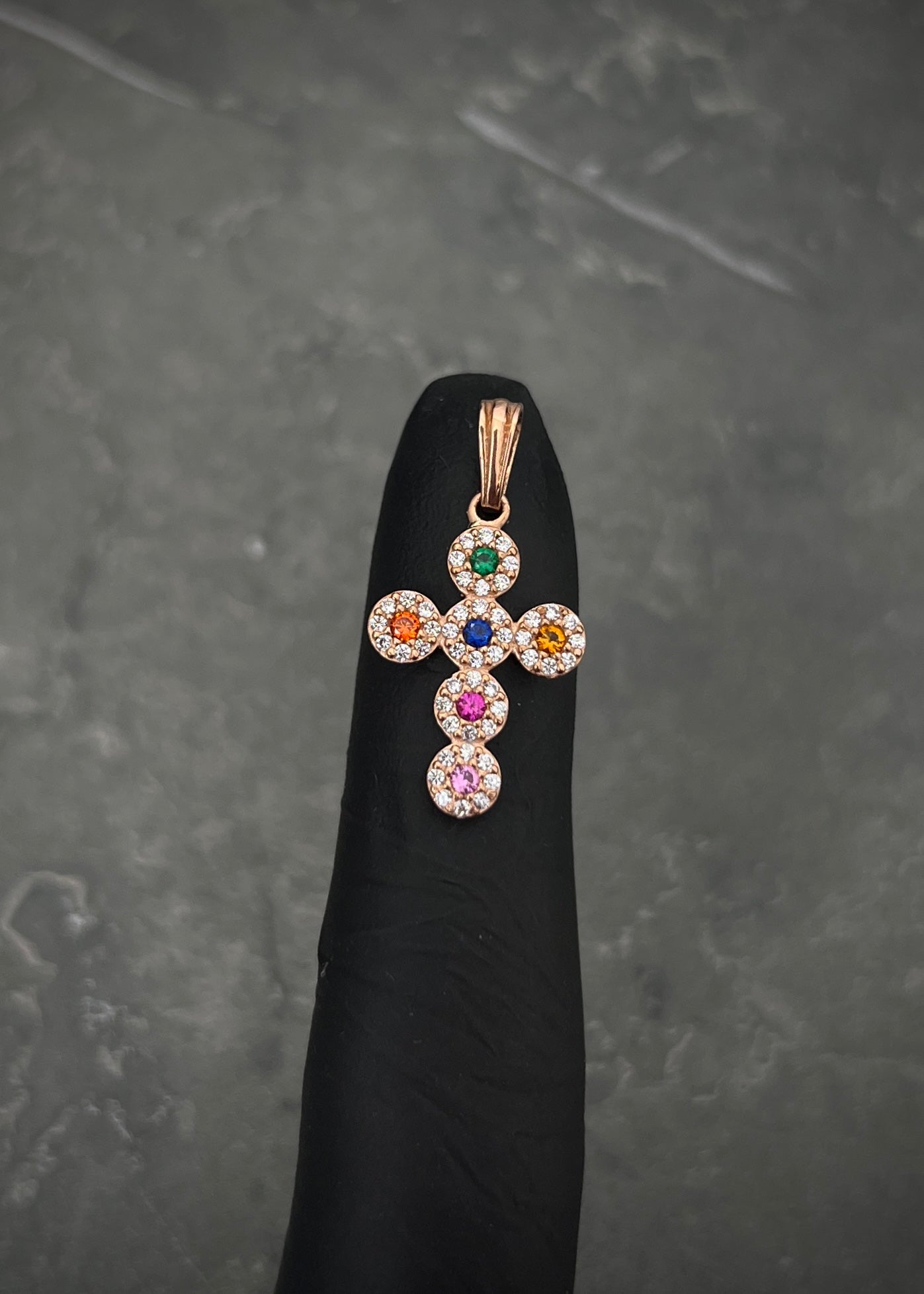 Dije cruz con swarovski multicolor 1.5gr / Largo 2.5cm / Oro Rosado Nac B