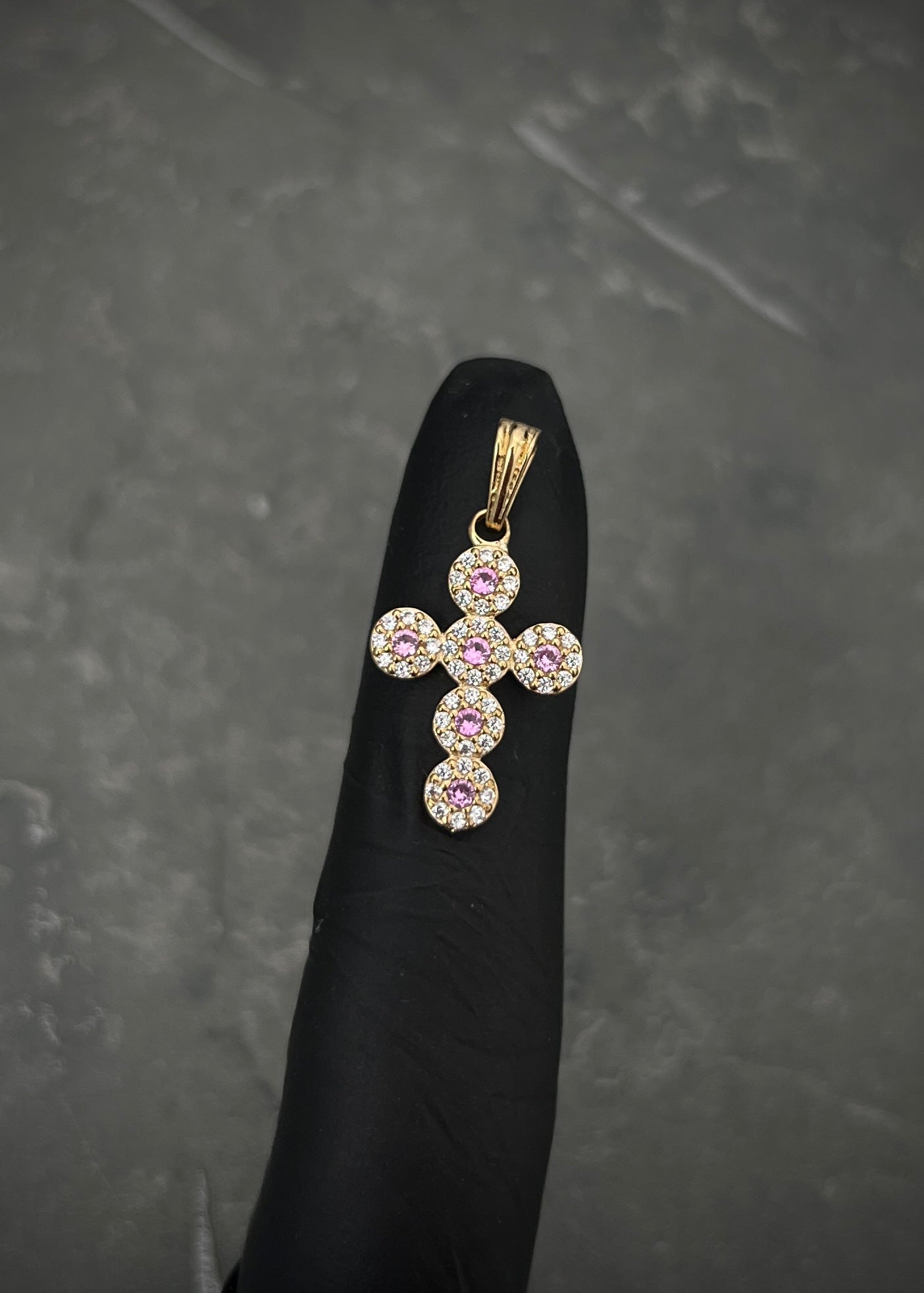 Dije cruz con swarovski rosado y blanco 1.65gr / Largo 2.5cm / Oro Amarillo Nac B