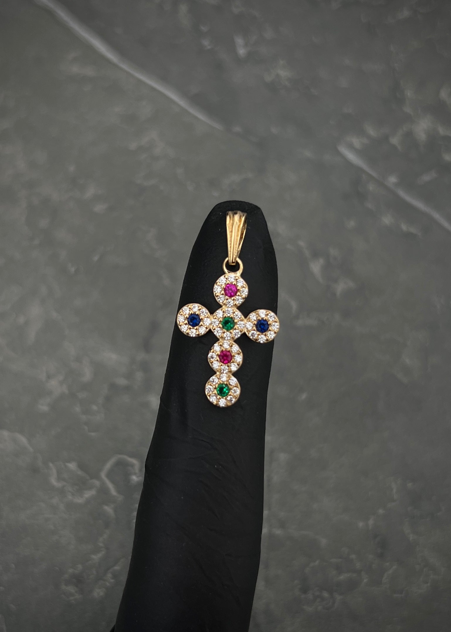 Dije cruz con swarovski multicolor 1.6gr / Largo 2.5cm / Oro Amarillo Nac B