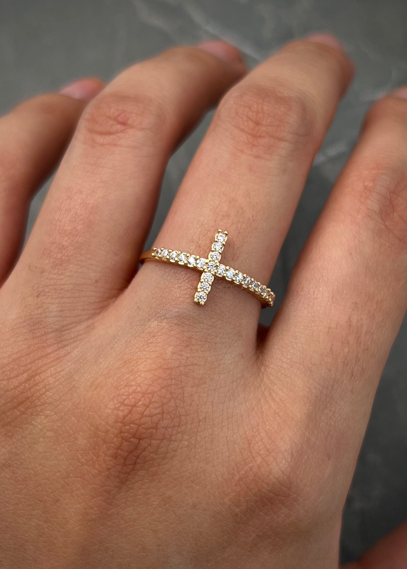 Anillo cruz con swarovski blanco 1.75gr / Talla: 7 3/4 / Oro Amarillo Nac B