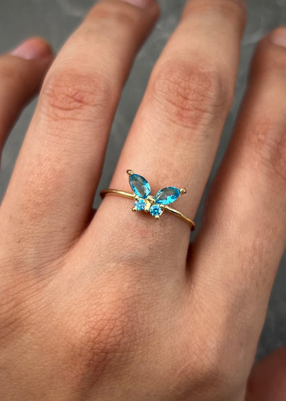 Anillo mariposa con swarovski azul 1.35gr / Talla: 7 / Oro Amarillo Nac B