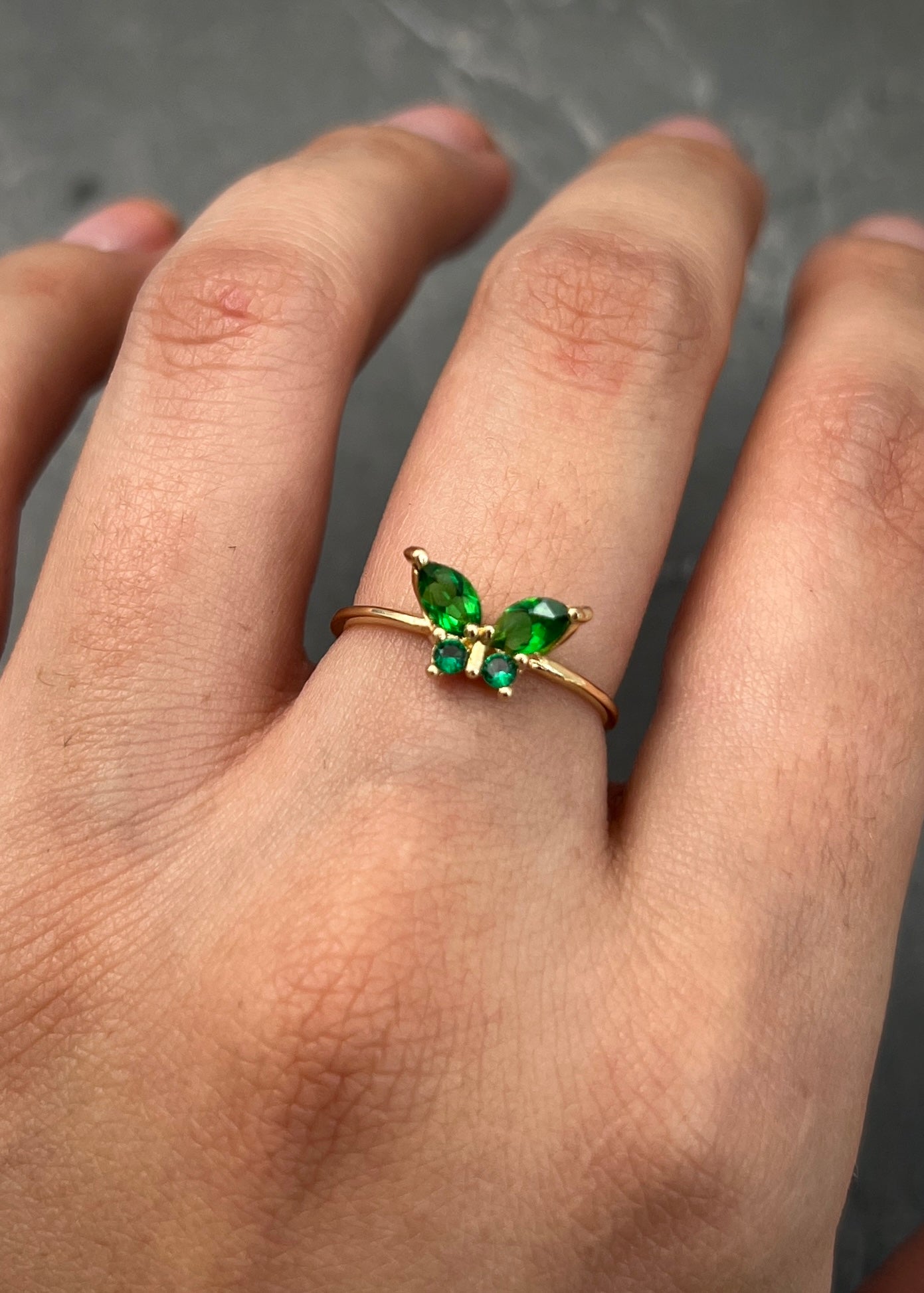 Anillo mariposa con swarovski verde 1.4gr / Talla: 5 1/2 / Oro Amarillo Nac B