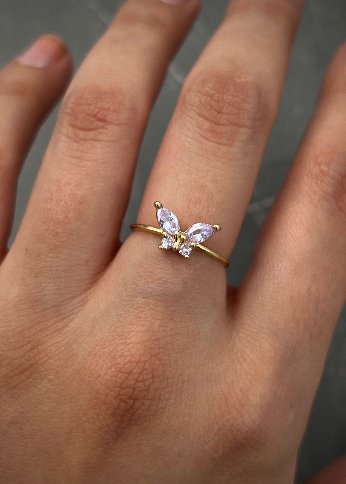 Anillo mariposa con swarovski morado 1.3gr / Talla: 5 / Oro Amarillo Nac B