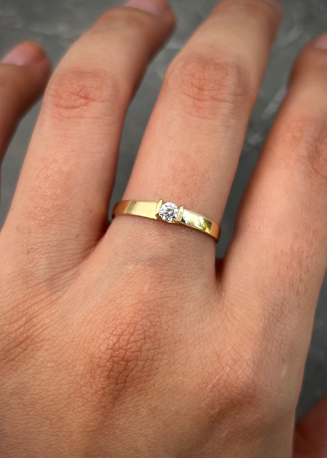 Solitario liso con swarovski blanco 1.5gr / Talla: 7 1/2 / Oro Amarillo Nac B
