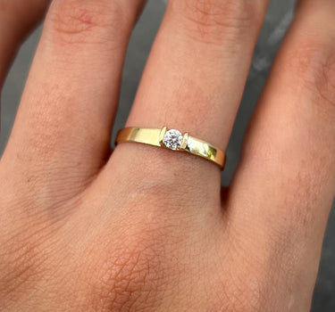 Solitario liso con swarovski blanco 1.5gr / Talla: 7 1/2 / Oro Amarillo Nac B