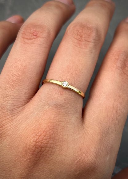 Solitario liso con swarovski blanco 1.1gr / TALLA 6 1/4  / Oro Amarillo Nac M