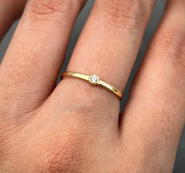 Solitario liso con swarovski blanco 1.1gr / Talla: 5 1/4 / Oro Amarillo Nac B