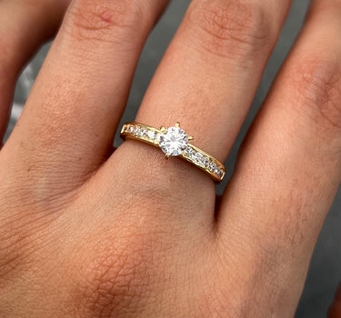 Solitario con swarovskis blancos 2.55gr / Talla: 6 1/4 / Oro Amarillo Nac B
