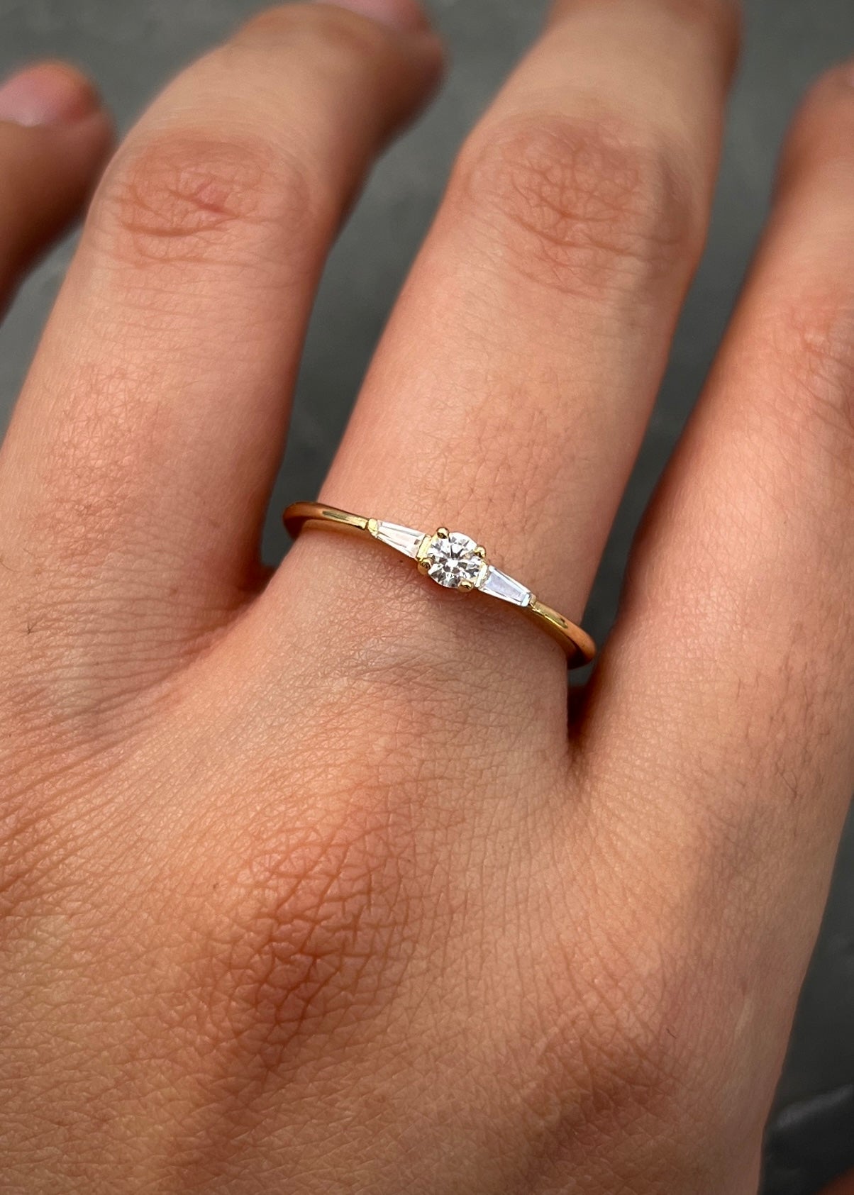 Solitario con swarovski blanco corte baguette 1.8gr / Talla: 6 1/2 / Oro Amarillo Nac B