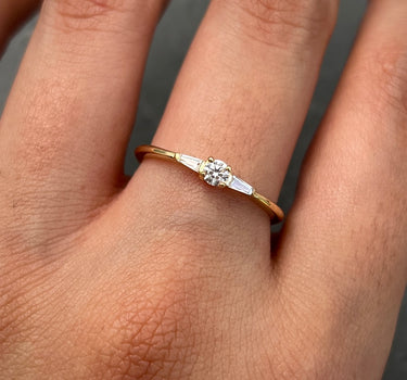 Solitario con swarovski blanco corte baguette 1.8gr / Talla: 6 1/2 / Oro Amarillo Nac B