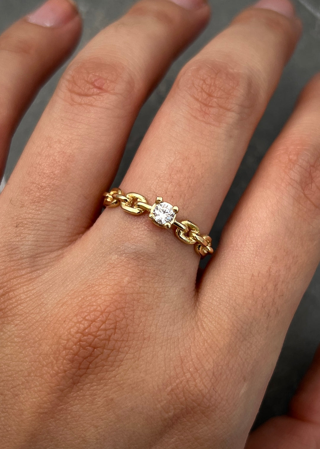 Solitario con swarovski blanco 1.9gr / Talla 7 1/4 — Oro Amarillo