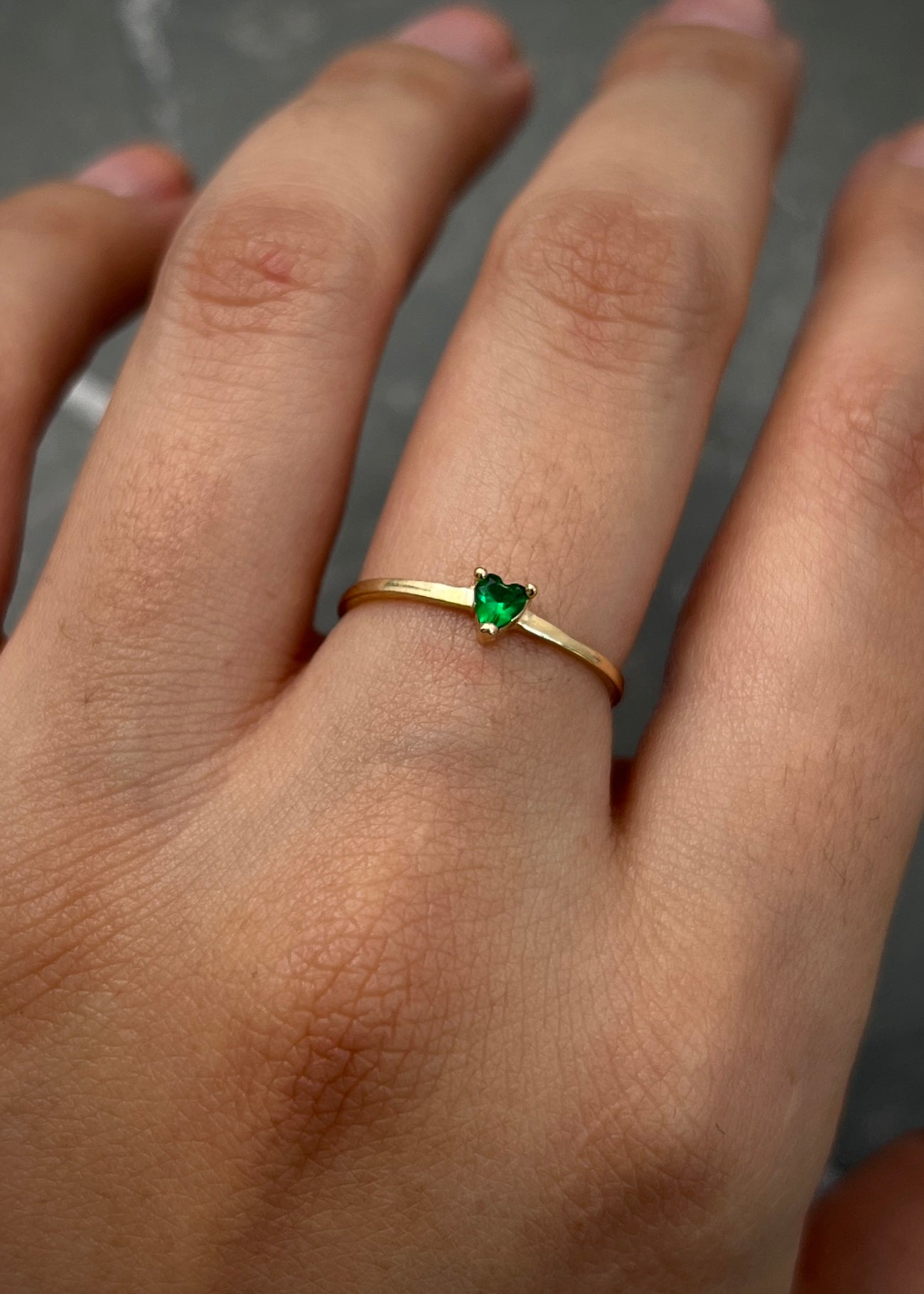 Solitario corazon con swarovski verde 0.8gr / TALLA 5 1/2 / Oro Amarillo Nac P