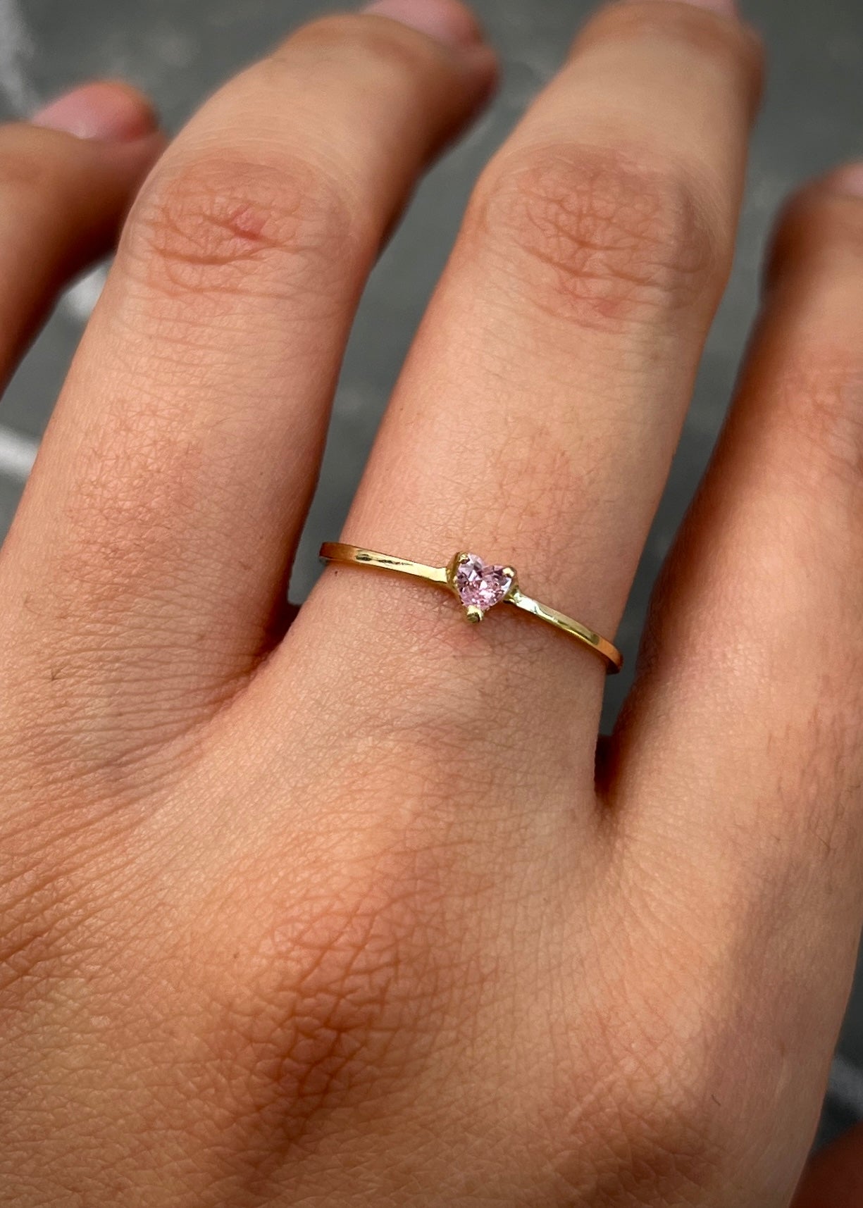 Solitario corazon con swarovski rosado 0.8gr / Talla 5 / Oro Amarillo Nac B