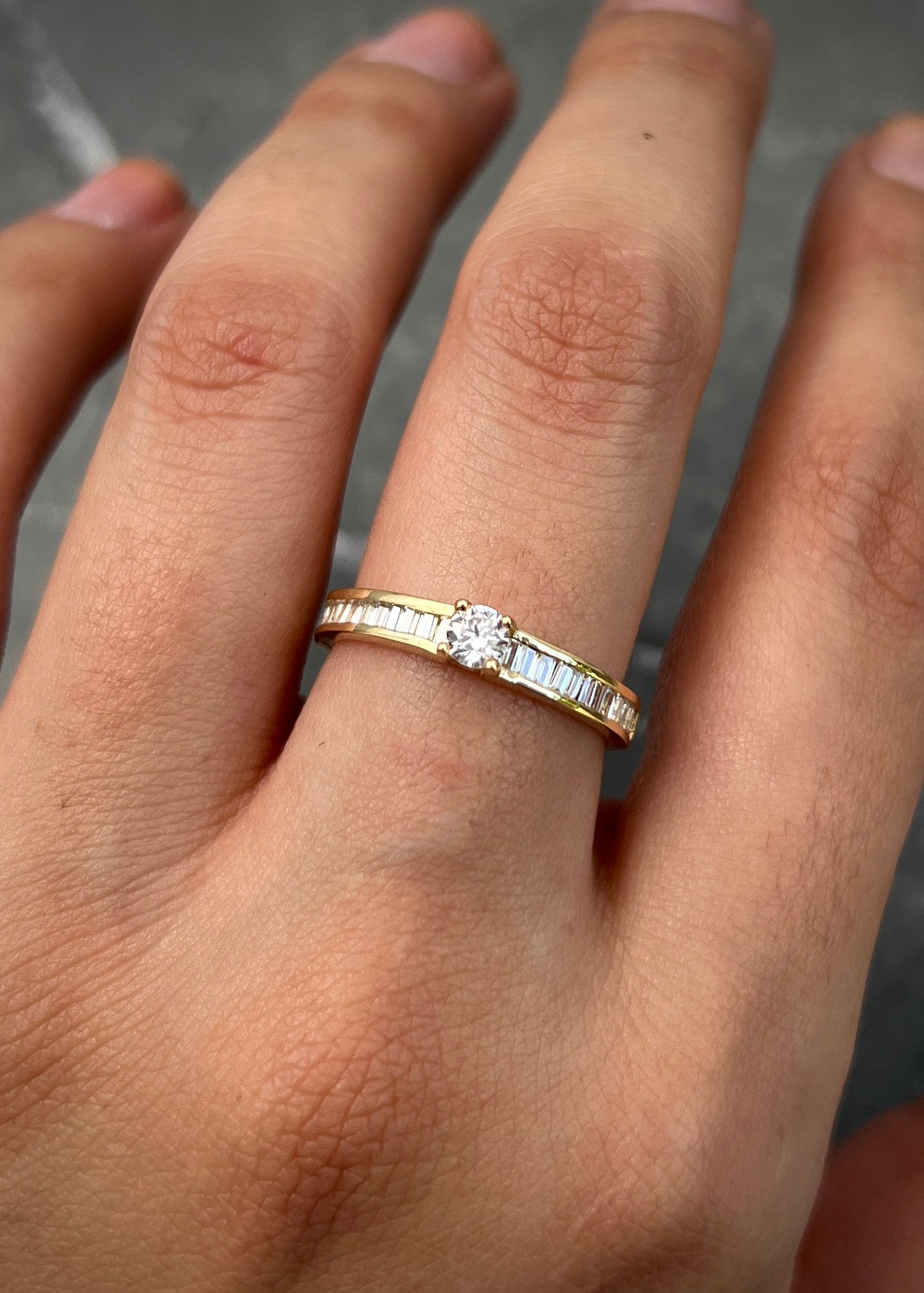 Solitario con swarovski blanco corte baguette 2.3gr / Talla: 7 1/4 / Oro Amarillo Nac B