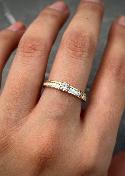 Solitario con swarovski blanco corte baguette 2.3gr / Talla: 7 1/4 / Oro Amarillo Nac B