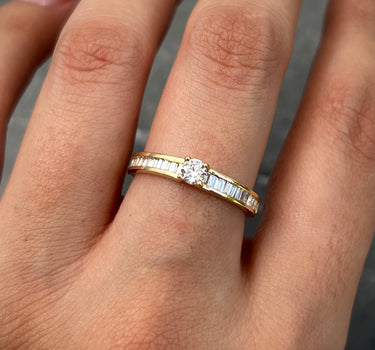 Solitario con swarovski blanco corte baguette 2.3gr / Talla: 7 1/4 / Oro Amarillo Nac B