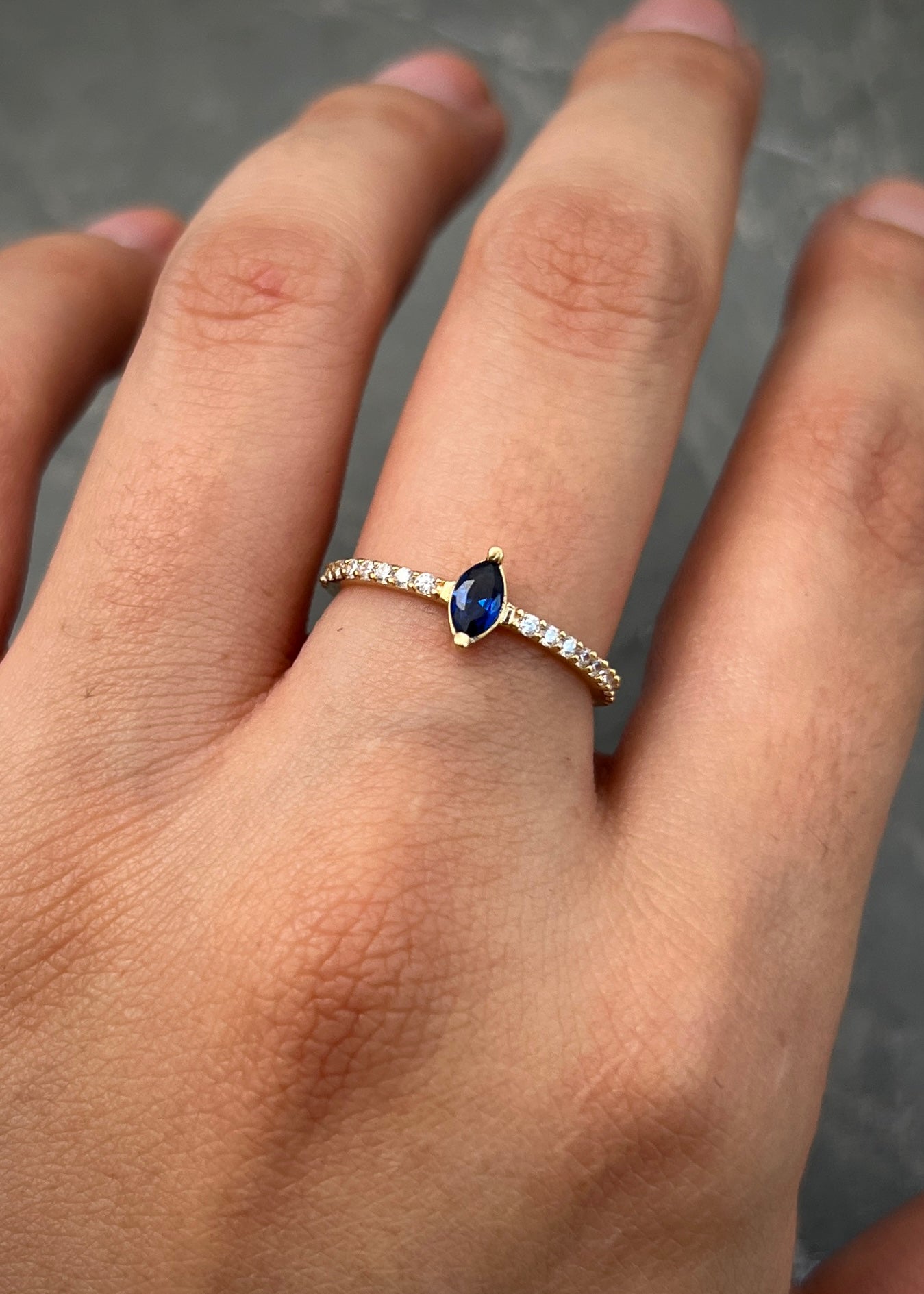 Solitario con swarovski azul y blanco 1.4gr / TALLA 6 / Oro Amarillo Nac M