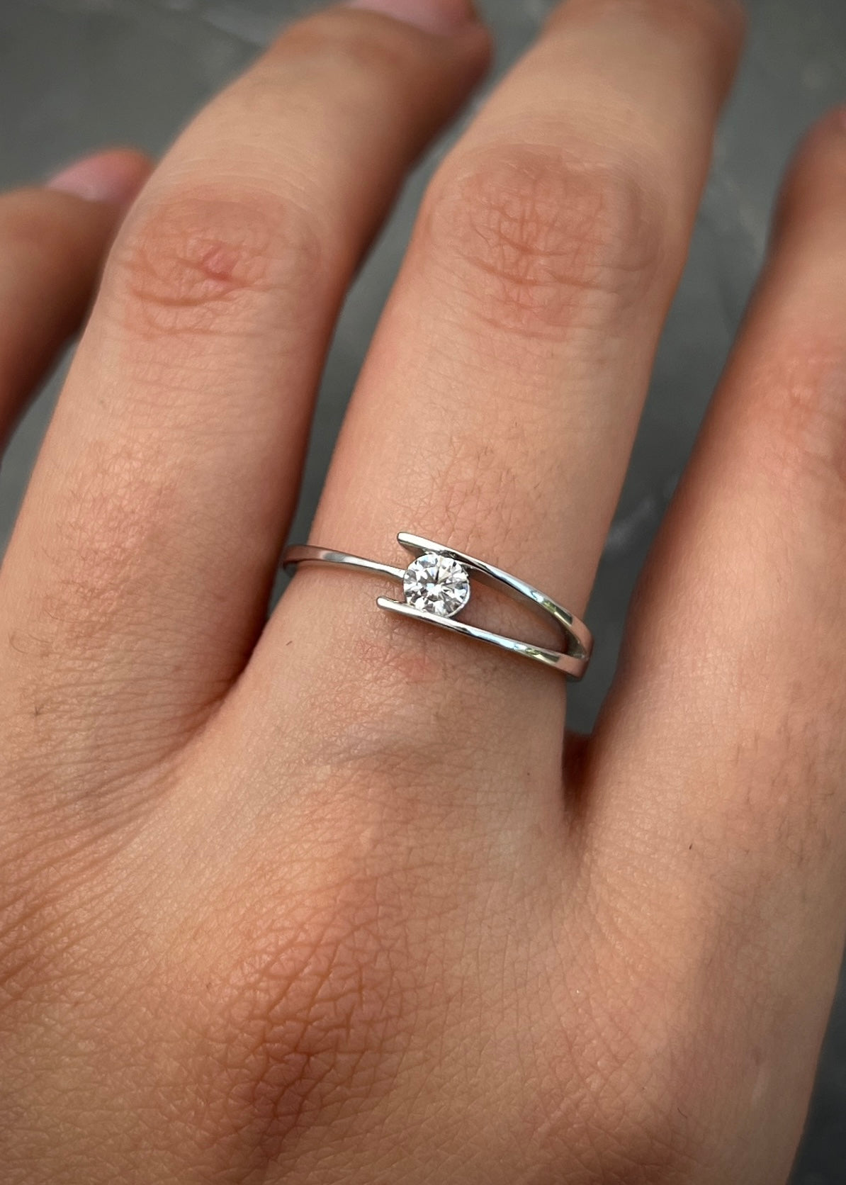 Anillo con swarovski blanco 1.7gr / TALLA 6 1/4 / Oro Blanco Nac*