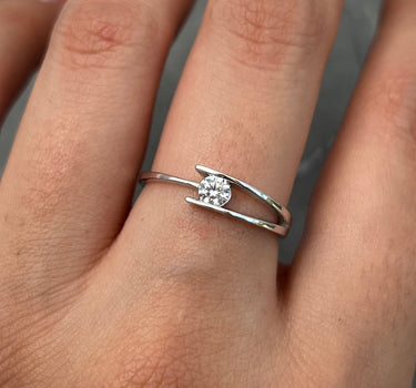 Anillo con swarovski blanco 1.6gr / TALLA 5 1/2 / Oro Blanco Nac P