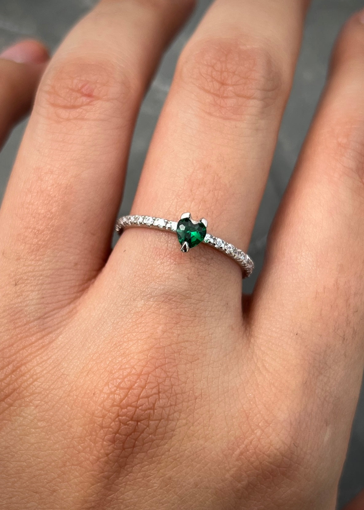 Solitario corazon con swarovski blanco y verde 1.55gr / TALLA 6 3/4 / Oro Blanco Nac M