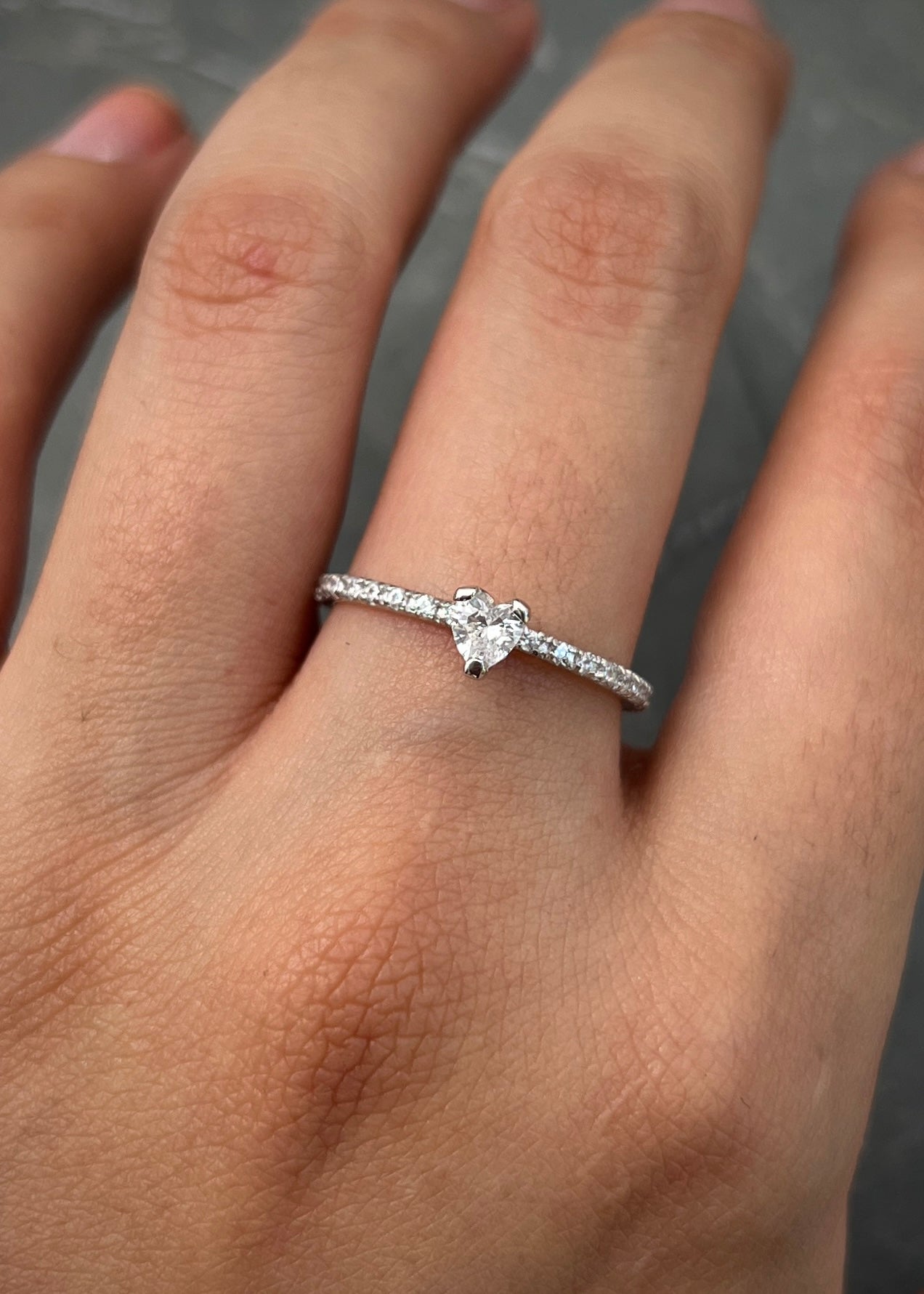 Solitario corazon con swarovski blanco 1.65gr / Talla 7 1/4 / Oro Blanco Nac B