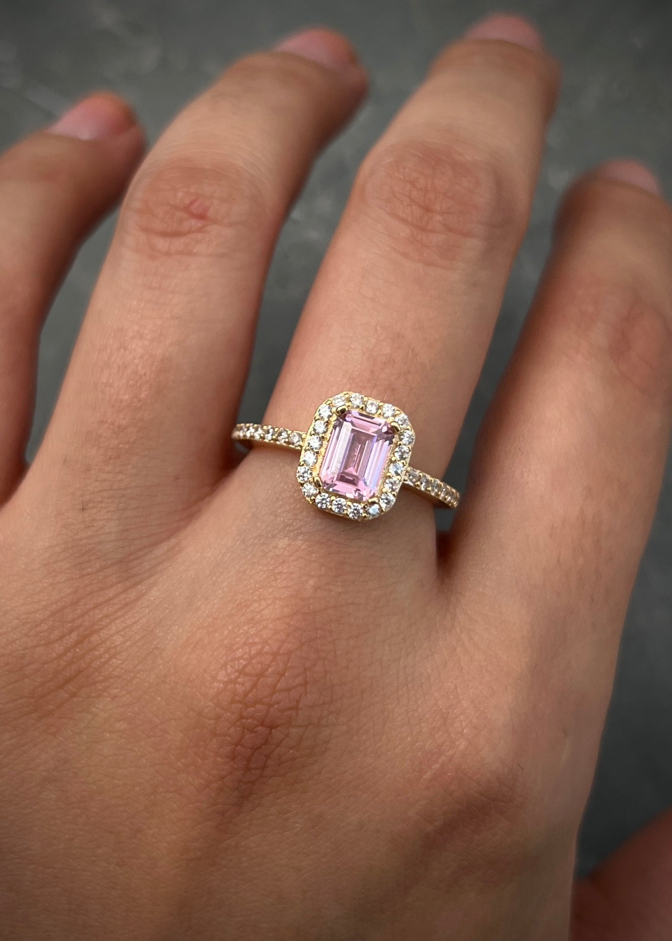 Solitario con swarovski rosado corte esmeralda 3.25gr / TALLA 5 3/4 / Oro Amarillo Nac*