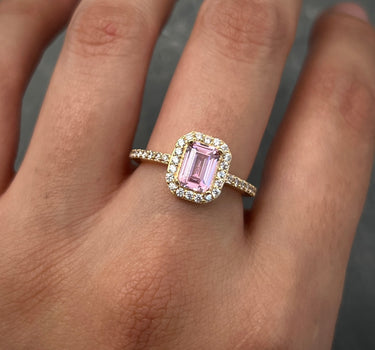 Solitario con swarovski rosado y blanco corte esmeralda 3.2gr / TALLA 5 3/4 / Oro Amarillo Nac P
