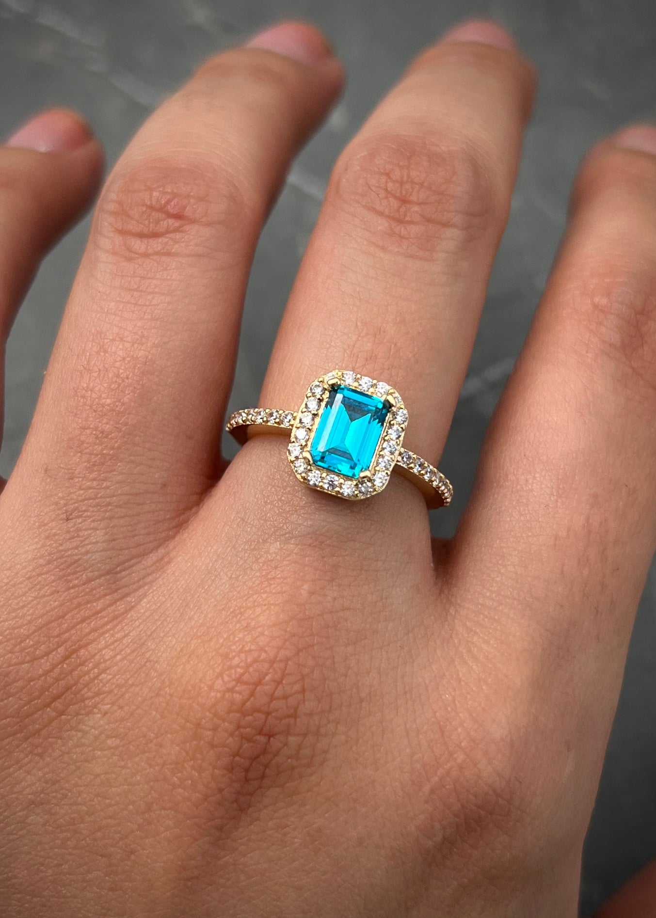 Solitario con swarovski azul corte esmeralda 3.2gr / Talla 5 1/4 / Oro Amarillo Nac B