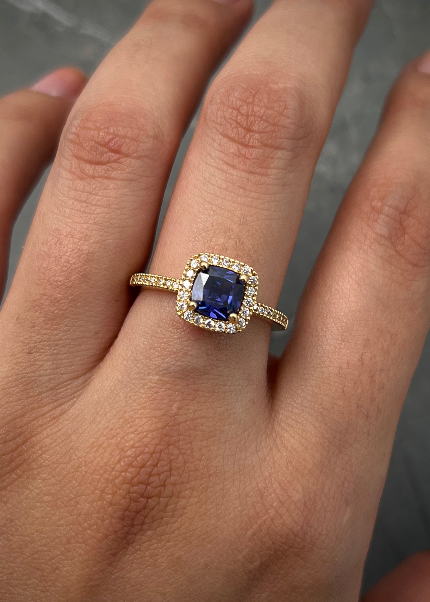 Solitario cuadrado con swarovski morado y blanco 3.4gr / Talla 6 3/4 / Oro Amarillo Nac B