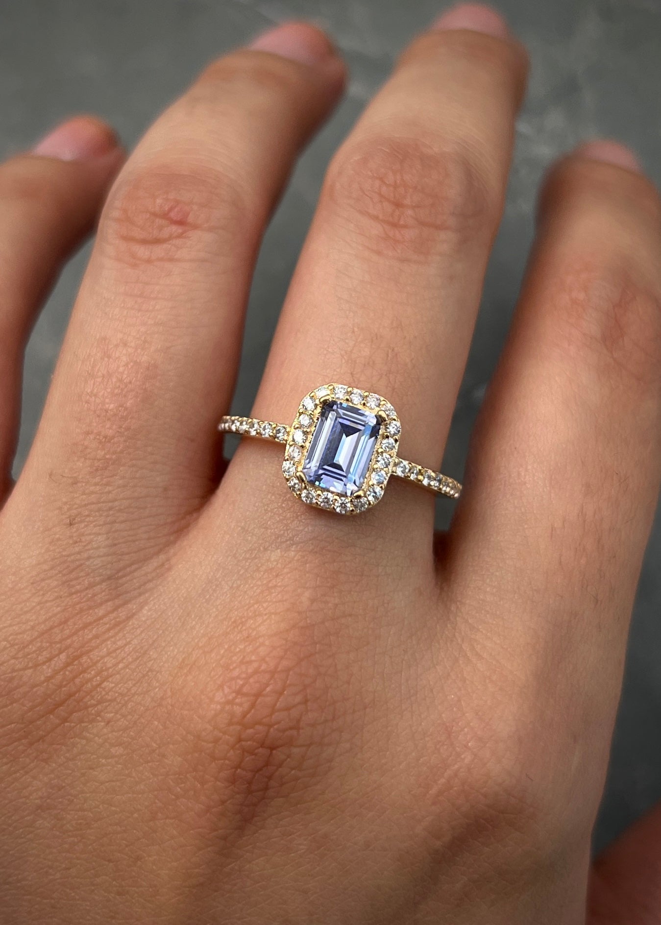 Solitario con swarovski morado corte esmeralda 3.2gr / TALLA 7 / Oro Amarillo Nac M