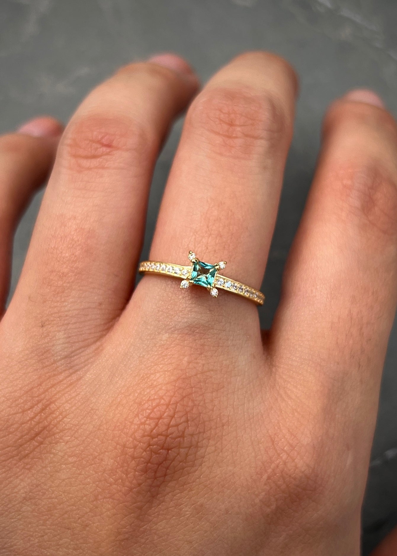 Solitario cuadrado con swarovski blanco y azul 1.55gr / TALLA 6 / Oro Amarillo Nac P