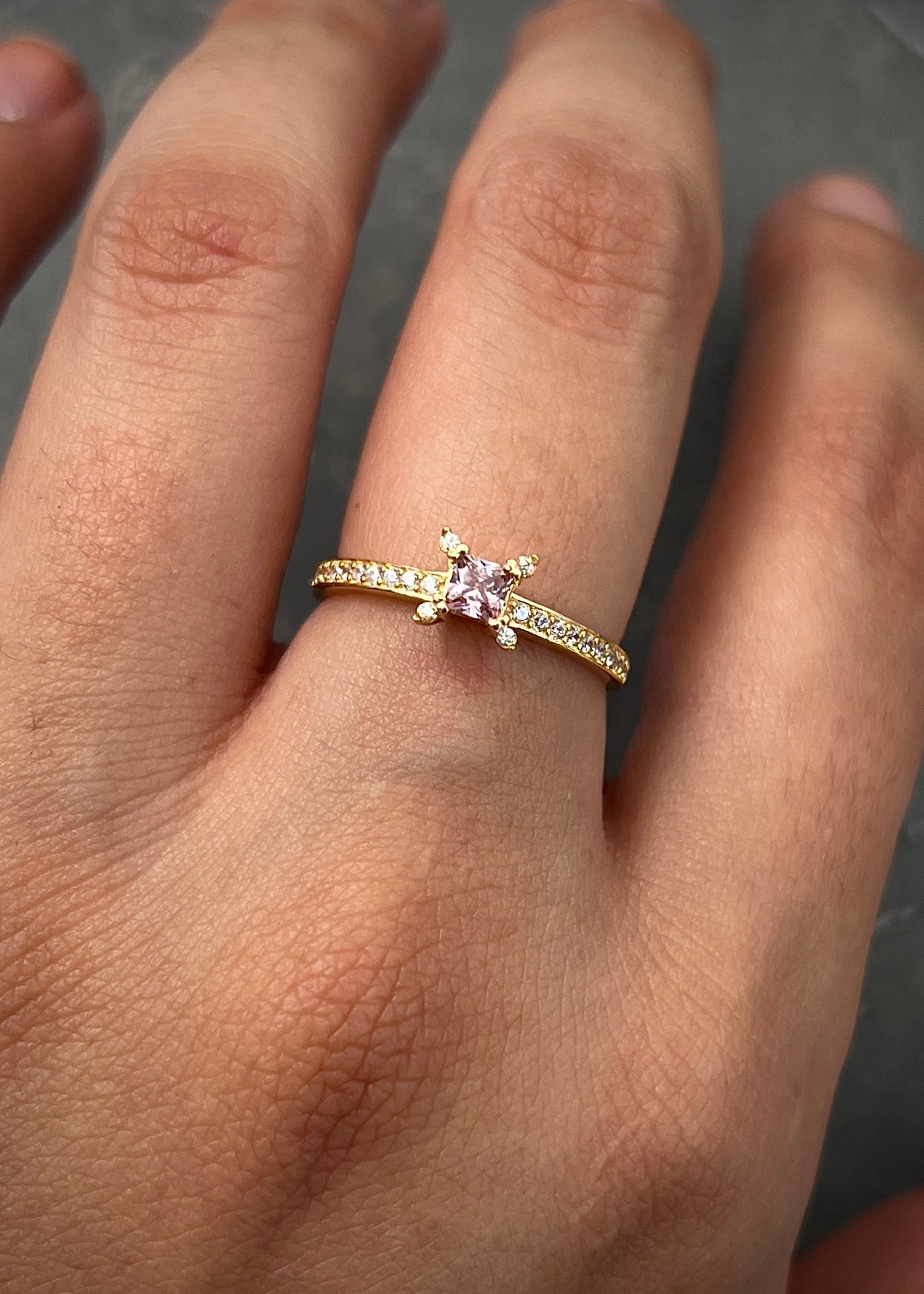 Solitario cuadrado con swarovski rosado y blanco 1.6gr / TALLA 5 1/4 / Oro Amarillo Nac M