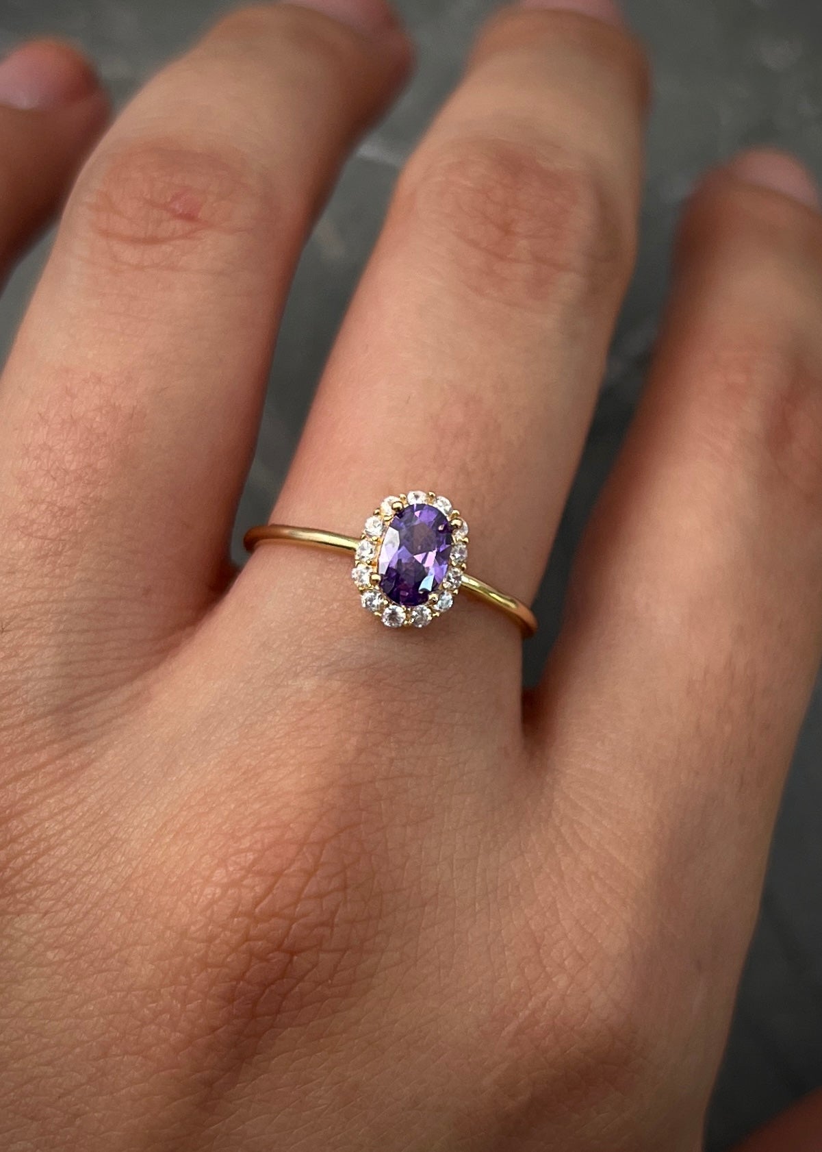 Solitario ovalado con swarovski morado y blanco 1.4gr / Talla 6 1/2 / Oro Amarillo Nac B