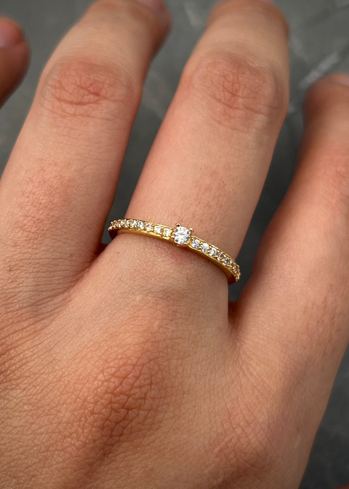 Solitario con swarovski blancos 1.65gr / Talla: 7 / Oro Amarillo Nac B