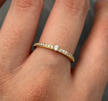 Solitario con swarovski blancos 1.65gr / Talla: 7 / Oro Amarillo Nac B