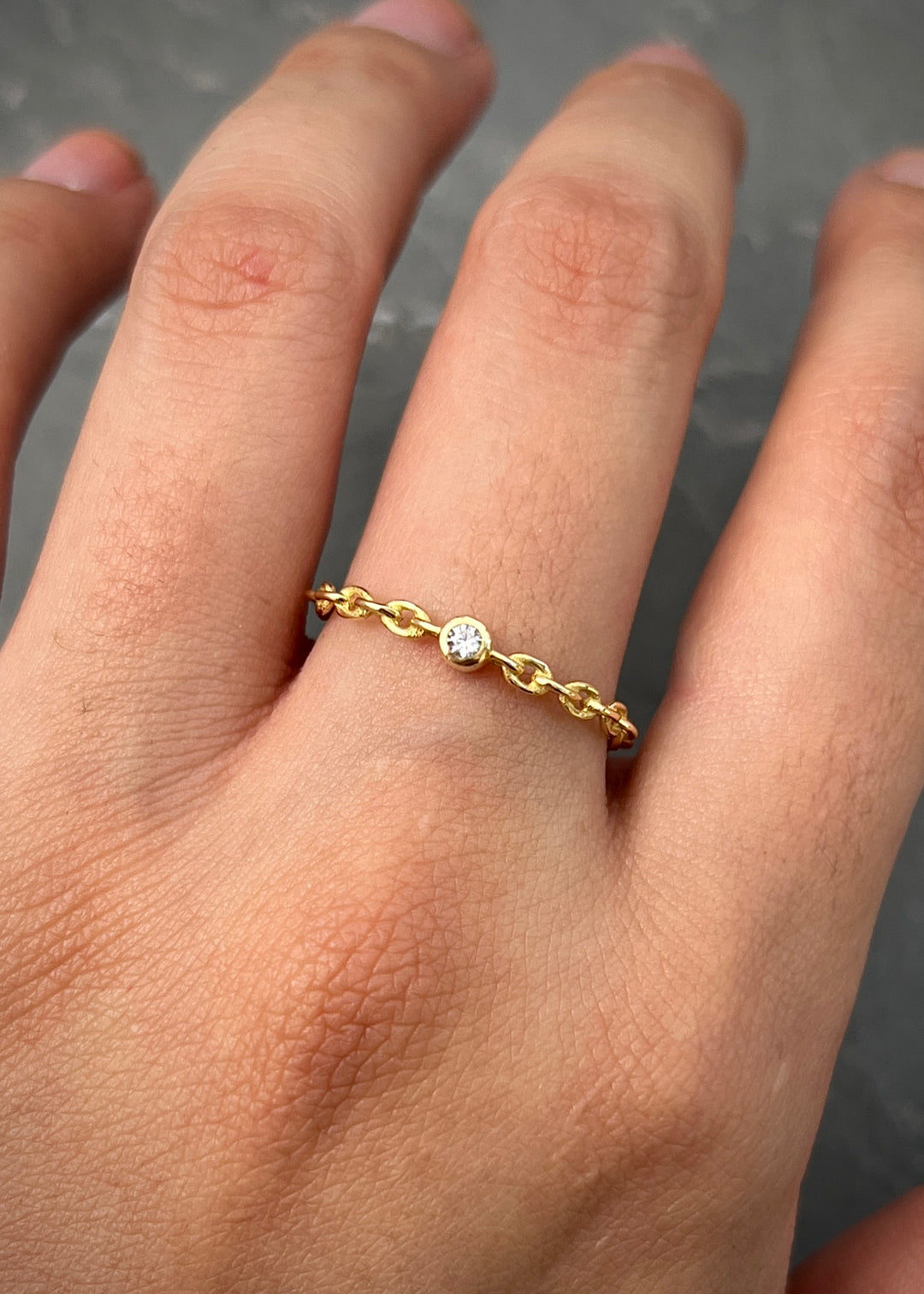 Solitario con swarovski blanco 1.4gr / Talla 7 1/2 — Oro Amarillo