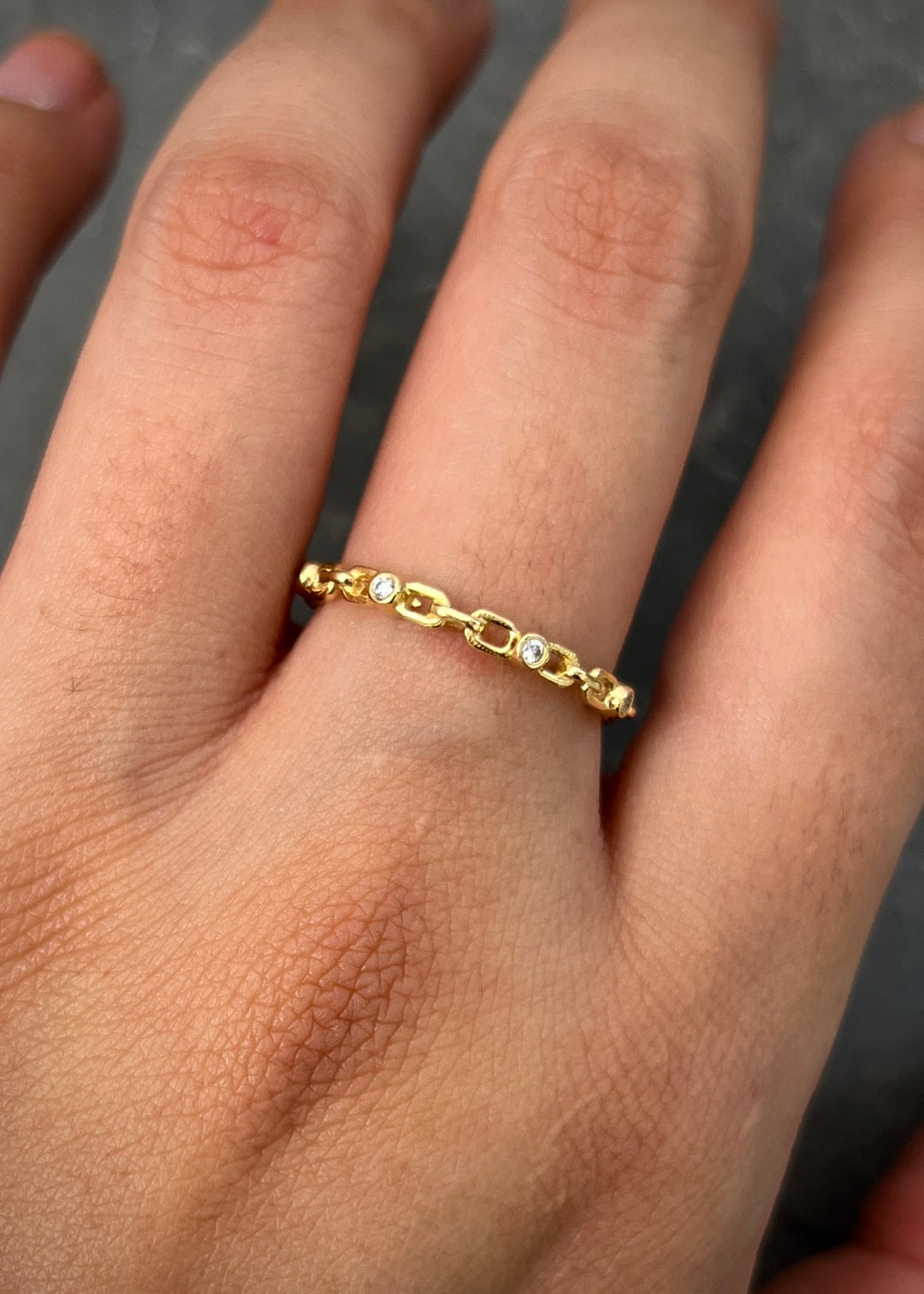 Anillo con swarovski blancos 1.5gr / Talla 6 1/4 — Oro Amarillo