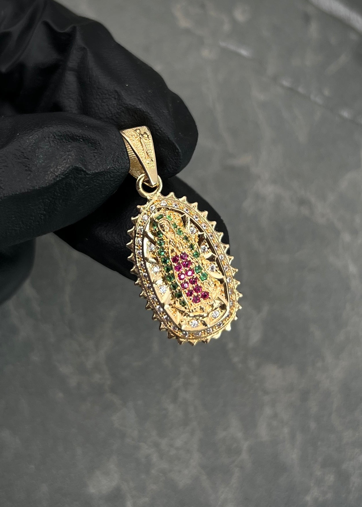 Dije virgen de guadalupe con swarovski verde 3.4gr / Largo 3.2cm / Oro Amarillo Nac M